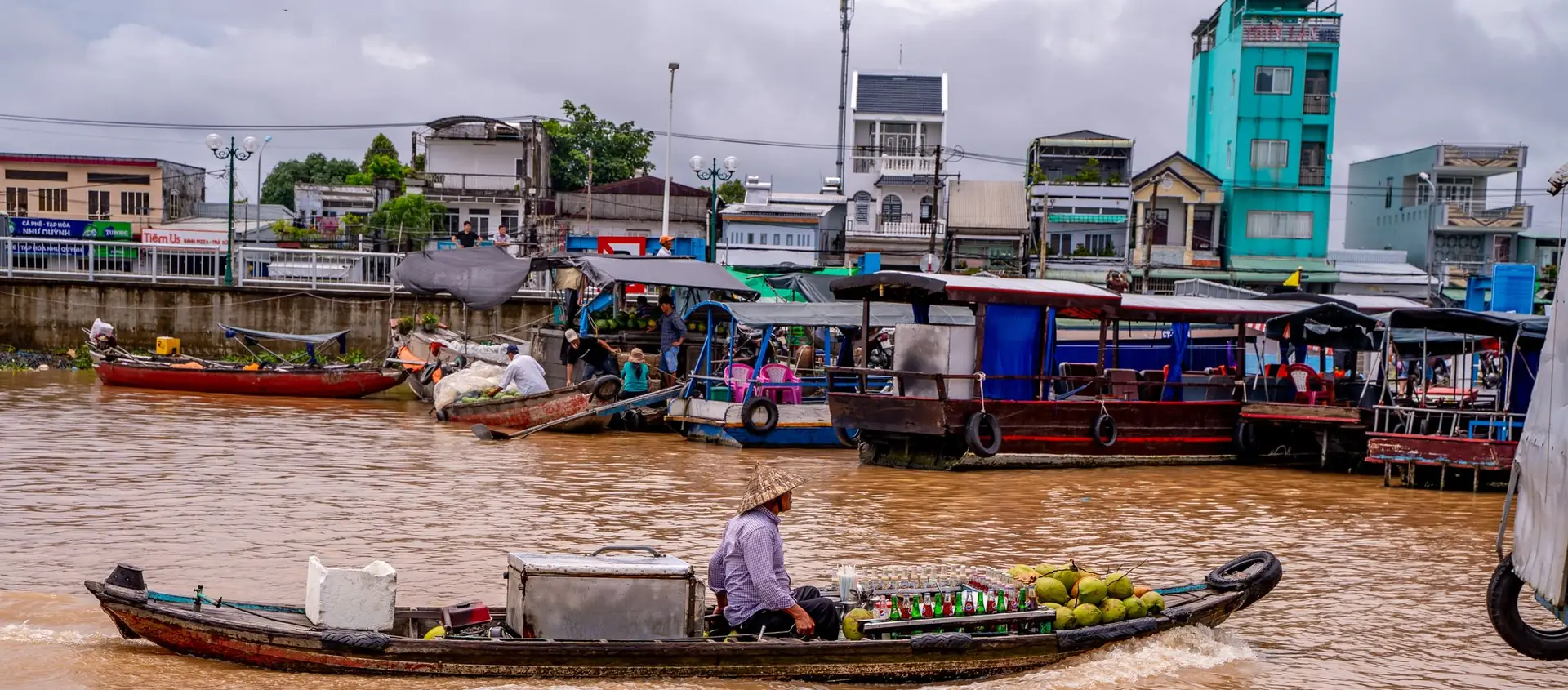 Thuyền chở nông sản trên chợ nổi Cái Răng